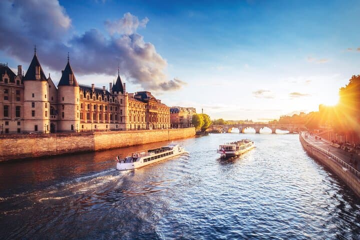 Paris Self-Guided Scavenger Hunt — Highlights Walking Tour & City Riddle Trail photo 2