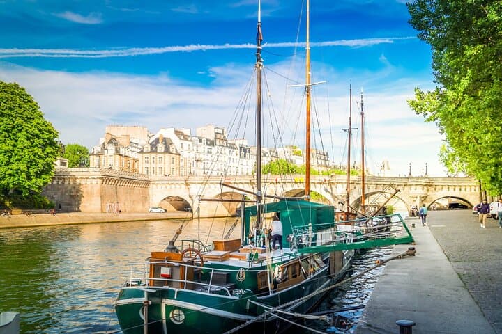 Paris Self-Guided Scavenger Hunt — Highlights Walking Tour & City Riddle Trail