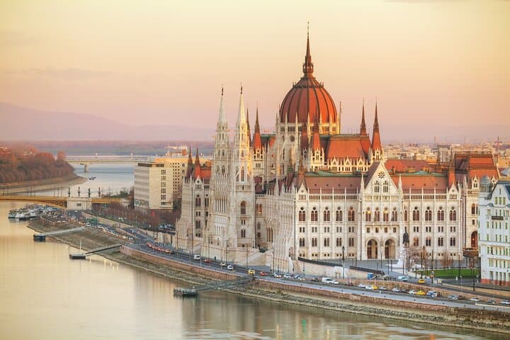 Budapest Scavenger Hunt: Self-Guided Audio Walking Tour of Castle Hill & Danube