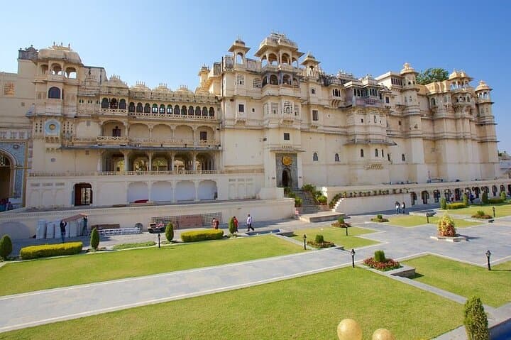 Full-Day Private Udaipur Sightseeing: City Palace, Lake Pichola & Cultural Stops photo 2