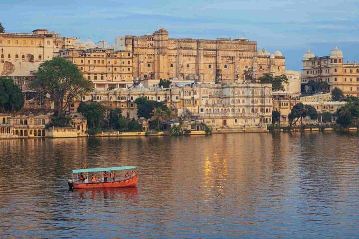 Full-Day Private Udaipur Sightseeing: City Palace, Lake Pichola & Cultural Stops photo 3