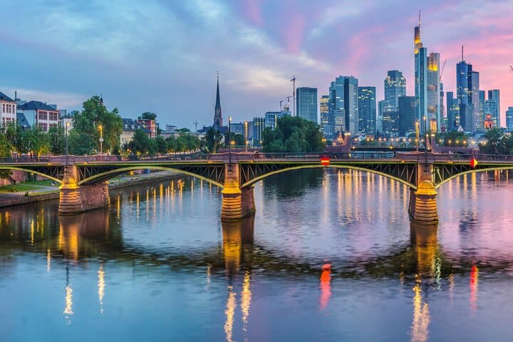 Frankfurt Scavenger Hunt: Self-Guided City Walk & Historical Highlights