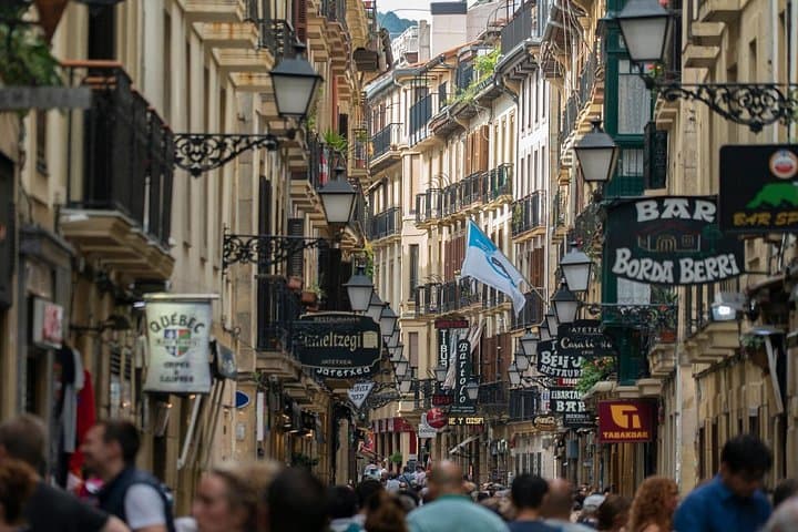 San Sebastián Scavenger Hunt — Self-Guided Walking Tour of La Concha & Old Town photo 4