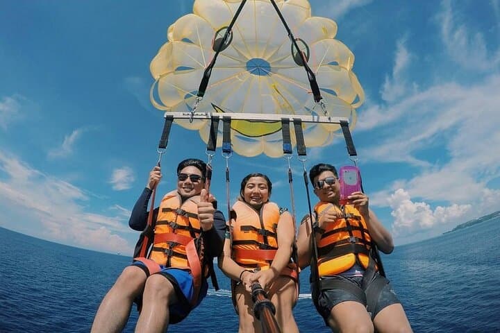 Soar Over Boracay: 15-Minute Parasailing Flights Above White Beach photo 2