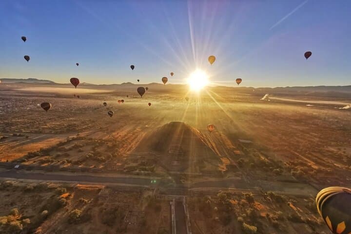 Sunrise Hot Air Balloon Over Teotihuacan's Pyramids — VR-Guided Dawn Flight
