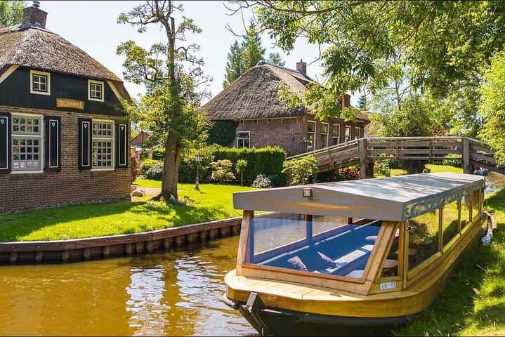 Giethoorn Small Group Tour: Dutch Venice Canal Cruise & Village Walk from Amsterdam