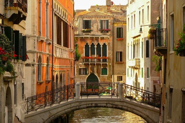 Scenic Route to Venice: Private Innsbruck-to-Venice Day Trip through the Dolomites