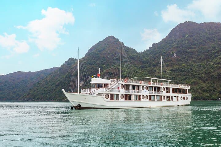 Luxury Lan Ha Bay Cruise: 2-Night Halong & Cat Ba Island Escape photo 2