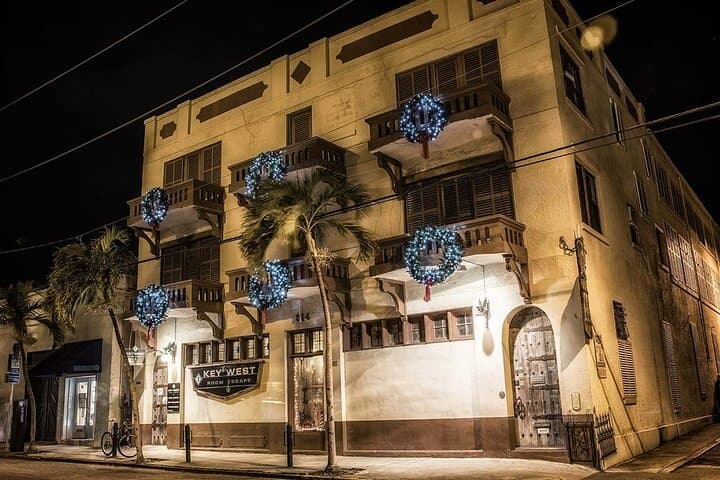 Nighttime Hemingway Walking Tour of Key West: Historic Bars & Literary Haunts photo 3