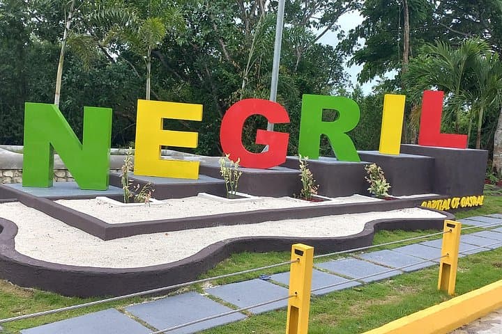 Sun, Snorkel, and Cliff Jumps: Negril Seven Mile Beach & Rick's Cafe from Montego Bay