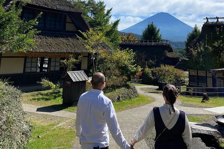 Full-Day Mount Fuji Tour in Spanish: Lakes, Caves & Ancestral Villages photo 4
