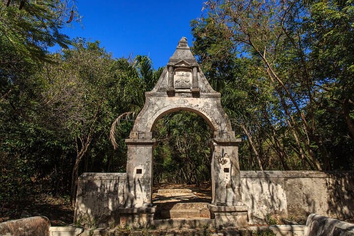 Isla Mujeres Private Walking Tour: Playa Norte, Mundaca Ruins & Local Hotspots photo 3
