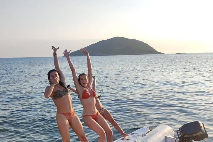 Sail-the-saronic-coast-temple-of-poseidon-day-charter