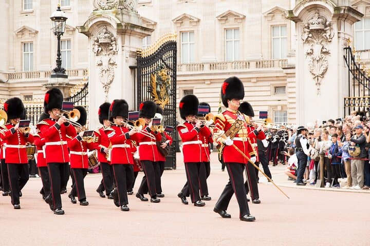 Best Views of the Changing of the Guard: Guided Walking Tour at Buckingham Palace