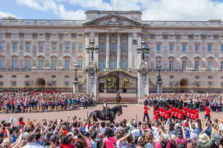 Buckingham Palace Tour & Changing of the Guard: Insider Guide to London's Royal Pageantry photo 2