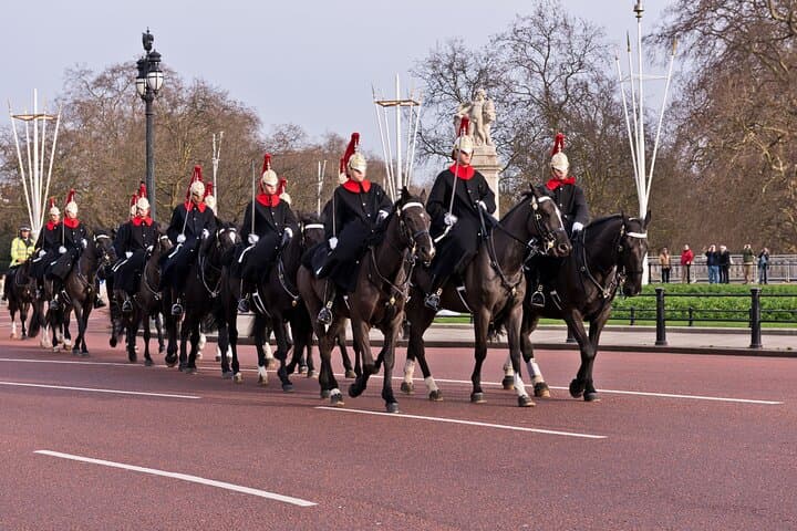 Best Views of the Changing of the Guard: Guided Walking Tour at Buckingham Palace photo 4