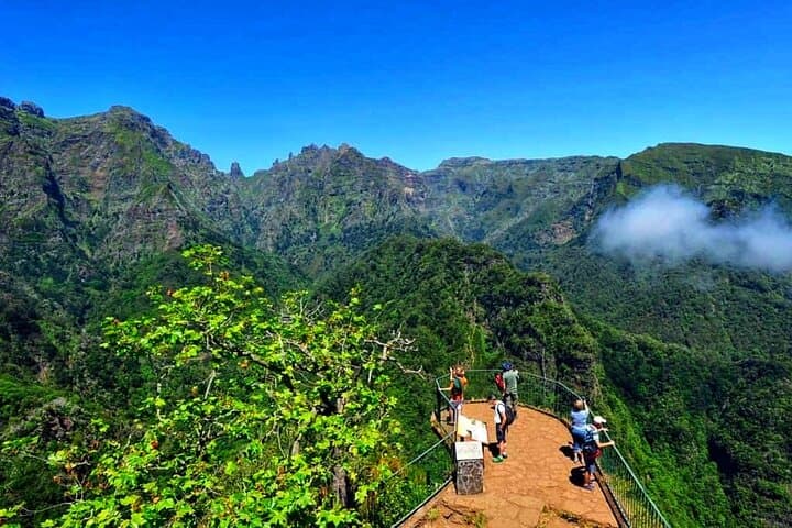 East Madeira Guided Tour & Balcões Levada Walk — Pico do Areeiro to Santana photo 4