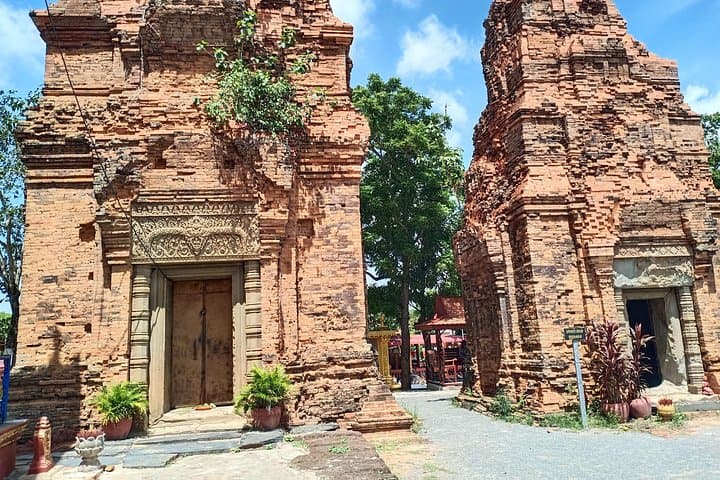 Two-Day Temples & Wildlife Escape from Phnom Penh — Tonle Bati, Udong & Tamao Zoo