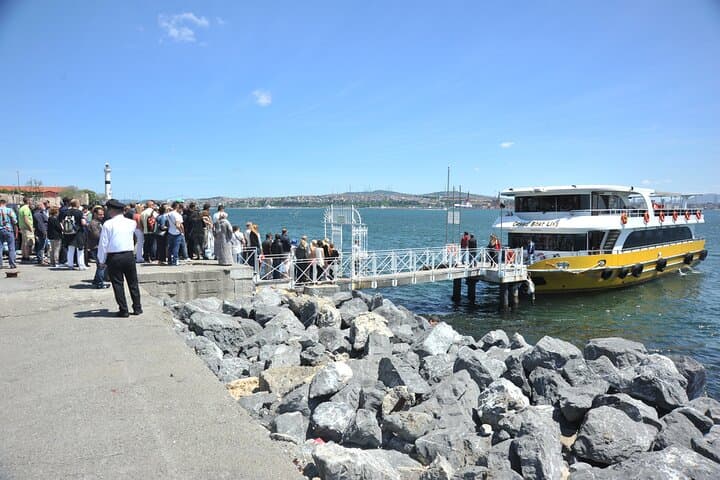 Bosphorus & Golden Horn Cruise with Audio Guide — Istanbul Sightseeing by Boat photo 4