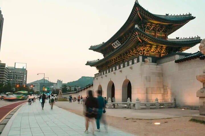 Discover Seoul: Gyeongbokgung, Insadong & Bukchon Walking Tour photo 1