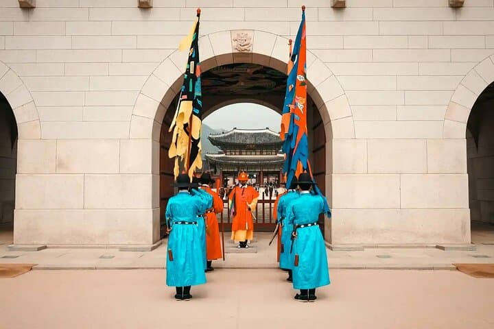 Discover Seoul: Gyeongbokgung, Insadong & Bukchon Walking Tour photo 2