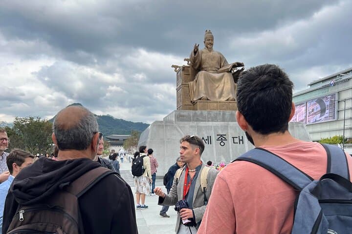 Discover Seoul: Gyeongbokgung, Insadong & Bukchon Walking Tour photo 3