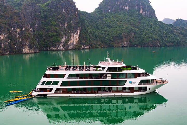 Luxury Overnight Cruise in Halong & Lan Ha Bay — Le Théâtre 2-Day Experience
