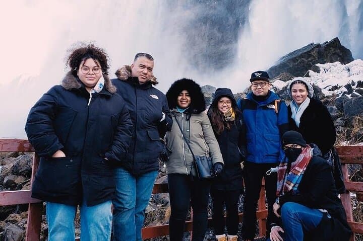 Niagara Falls Winter Wonderland: Small-Group State Park Tour with Cave of the Winds