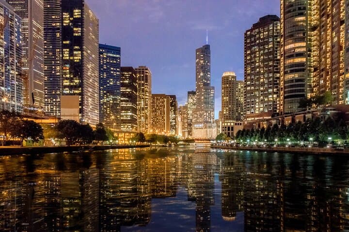 Chicago Holiday Fireworks Cruise: Riverfront Fireworks, Hot Cocoa & Skyline Views photo 5