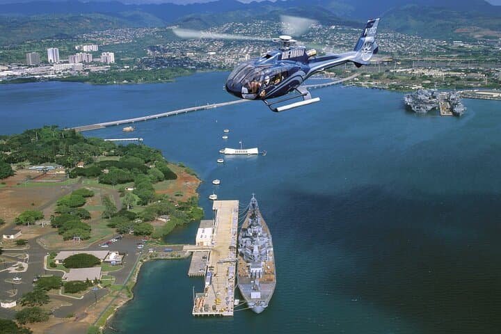Blue Skies of Oahu: The Ultimate Helicopter Tour over Hawaii’s Hidden Landscapes photo 6