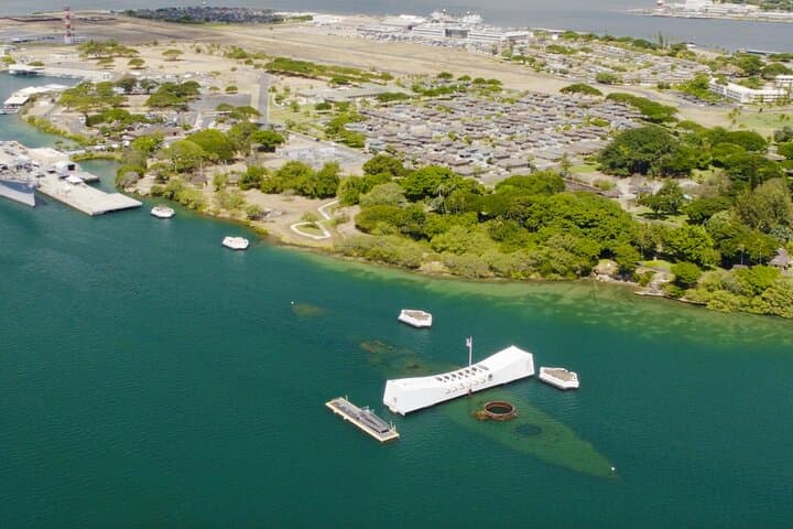 Soar Over Oahu: The Ultimate 60-Minute Helicopter Tour Experience photo 6