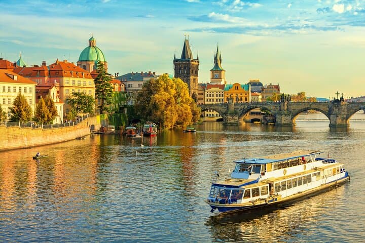 Prague Old Town Private Guided Tour with Vltava River Cruise