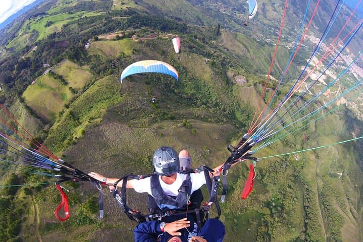 Tandem Paragliding Over Medellín: Valle de Aburrá Flights photo 4