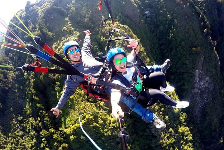 Tandem Paragliding Over Medellín: Valle de Aburrá Flights photo 3