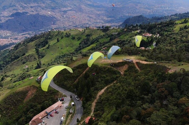 Tandem Paragliding Over Medellín: Valle de Aburrá Flights photo 2