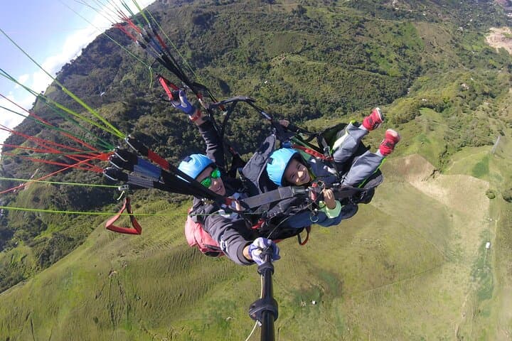 Tandem Paragliding Over Medellín: Valle de Aburrá Flights photo 5
