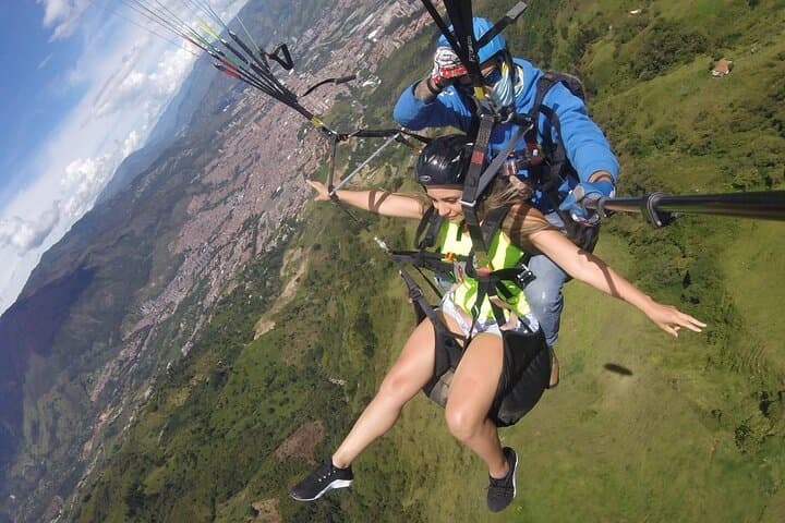 Tandem Paragliding Over Medellín: Valle de Aburrá Flights photo 6