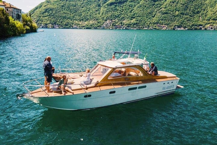 Private Classic Wooden Boat Tour on Lake Como – 2-Hour Open-Bar Experience