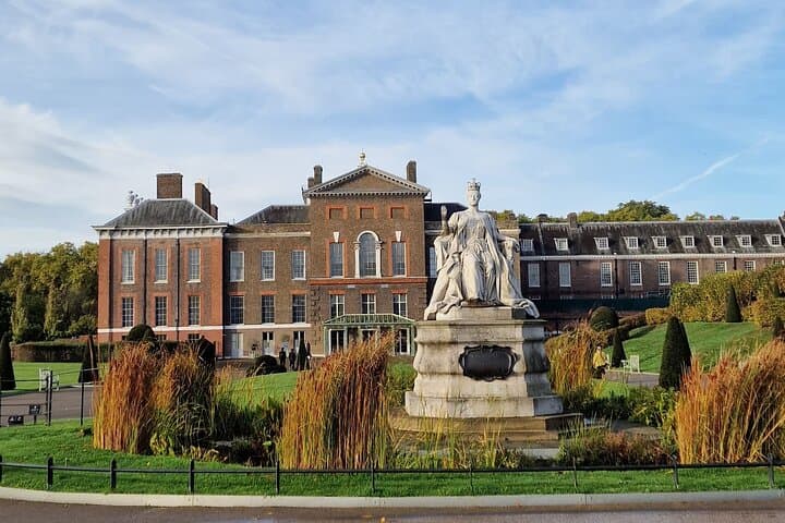 Royal Kensington Walking Tour: Kensington Palace, V&A & Garden Strolls