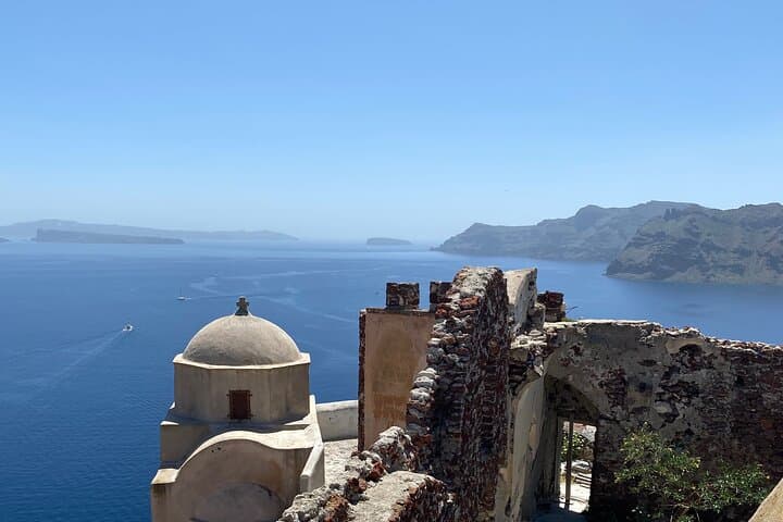Santorini Private Island Tour: Oia, Pyrgos & Emporeio in 4 Hours