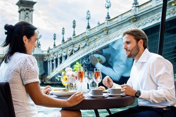 Seine River Gourmet Lunch Cruise from Eiffel Tower — Bateaux Parisiens