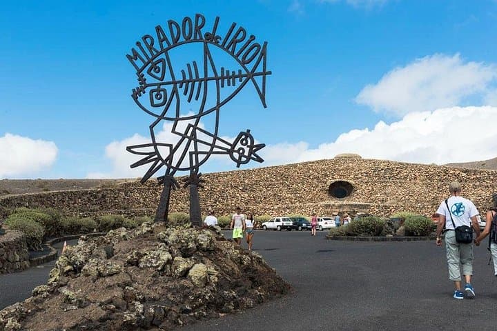 Northern Lanzarote & La Graciosa Day Trip — LagOmar, Mirador del Río, Ferry to La Graciosa photo 2