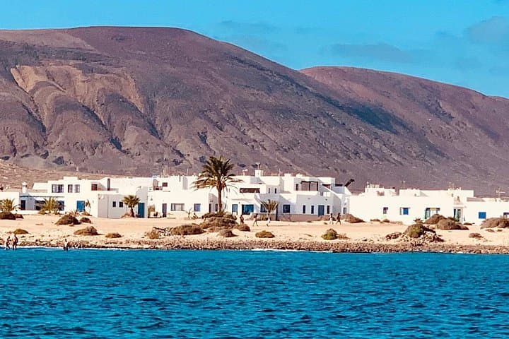 Northern Lanzarote & La Graciosa Day Trip — LagOmar, Mirador del Río, Ferry to La Graciosa photo 4