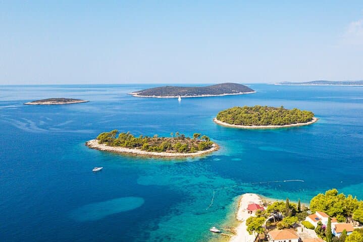 Solta Speedboat Tour from Trogir and Split: Cliffs, Hidden Beaches & Wreck Snorkel