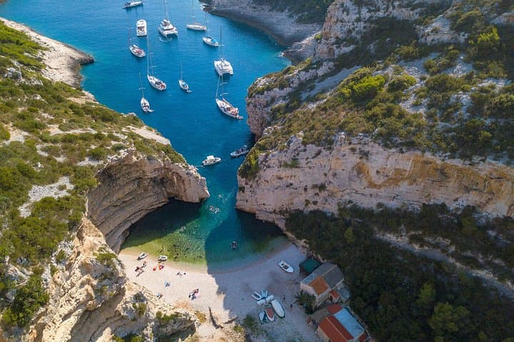 Blue Cave & Hvar 5-Island Boat Tour: Biševo, Vis, Stiniva & Green Cave photo 3