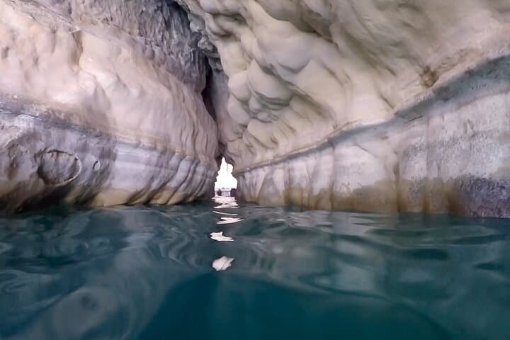 Full-Day Wadi Shab and Bimmah Sinkhole Tour from Muscat: Hike, Swim, and Hidden Caves photo 4