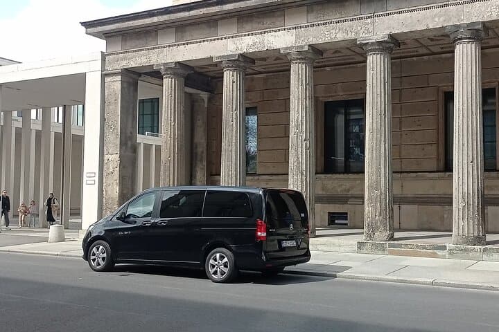 Berlin by Minivan: Private Driver-Guide Orientation Transfer