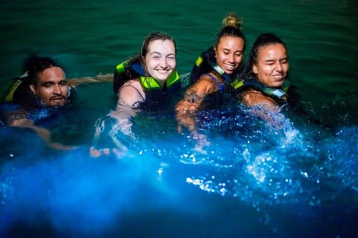 Barú Full-Day: National Aviary, Playa Blanca & Bioluminescent Plankton