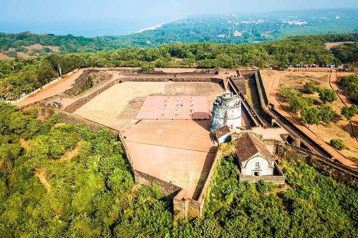 North Goa Private Full-Day Guided Tour: Churches, Forts, and Beaches