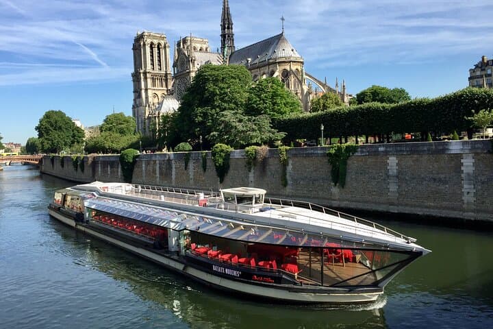 Seine River Lunch Cruise with Bateaux-Mouches in Paris photo 2